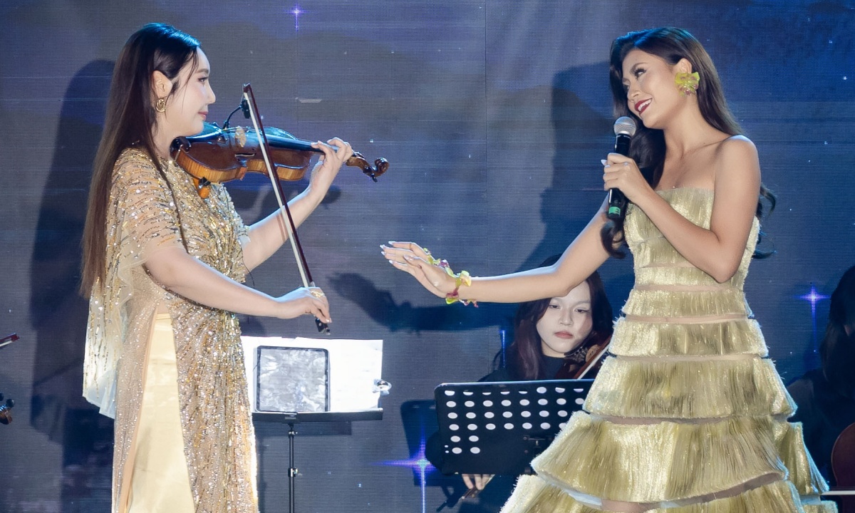 Xuân Hạnh diễn 'Hello Vietnam' với nghệ sĩ violin Hàn Quốc